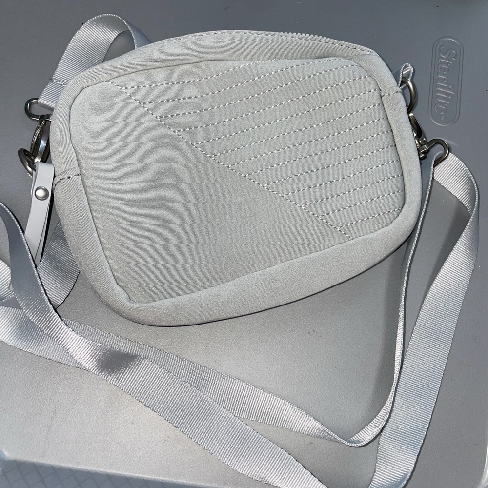 Vooray Crossbody Sidekick Moto Light Neoprene Gray Phone Bag Weather Resistant - Picture 2 of 10